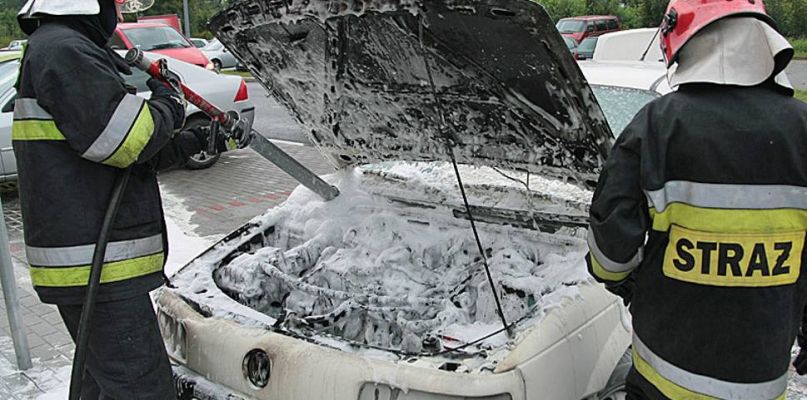 Groźnie przy ul. Żeromskiego: auto w płomieniach - Zdjęcie główne