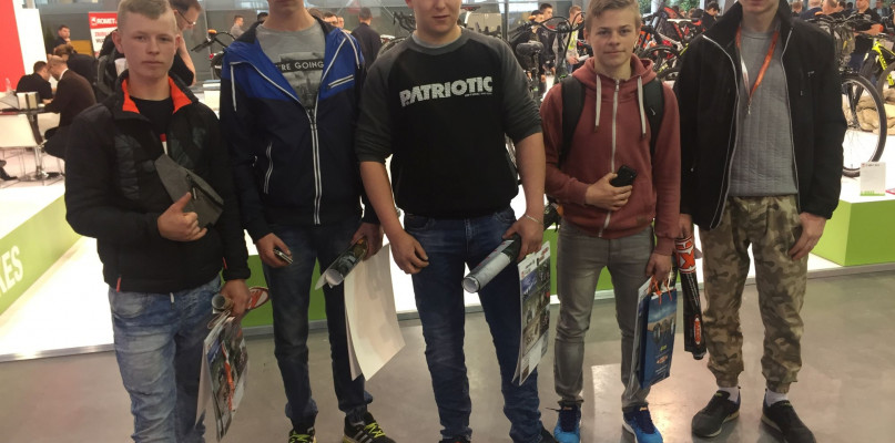 Uczniowie GCE na poznańskich targach motoryzacyjnych - Zdjęcie główne