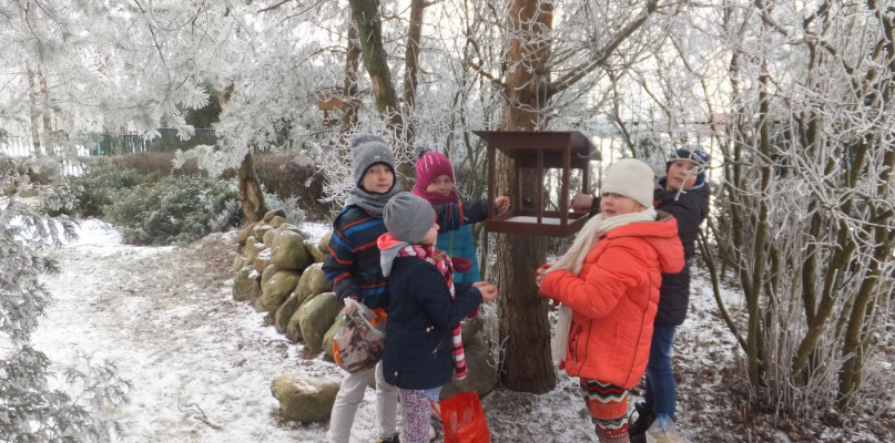 Dzieci z podstawówki pomagają zwierzętom przetrwać zimę - Zdjęcie główne