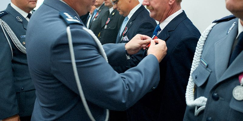Brązowy medal „Za zasługi dla Policji" dla Wójta Gminy Gostynin  - Zdjęcie główne