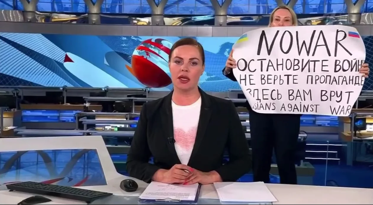 Spektakularna akcja w reżimowej telewizji w Rosji. Marina Owsiannikowa bohaterką [wideo] - Zdjęcie główne