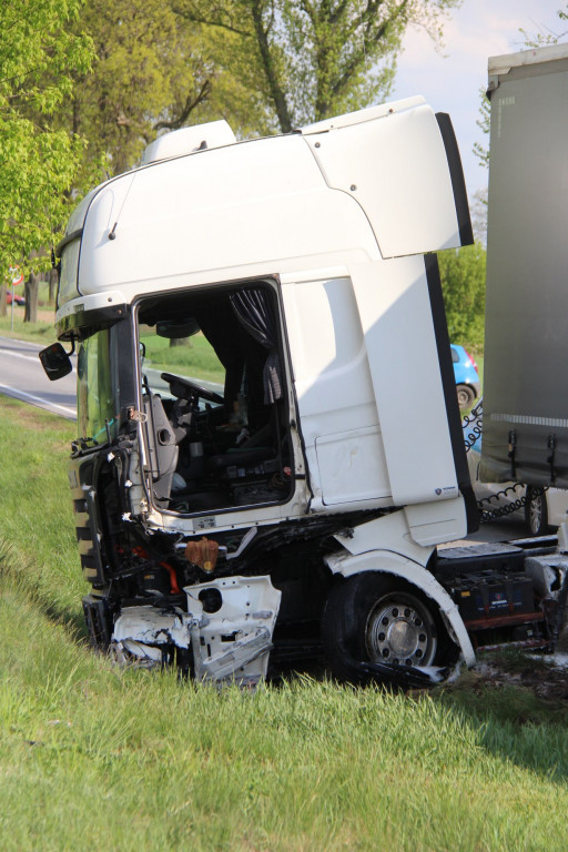 Zderzenie ciężarówki z osobówką: droga na Kowal całkowicie zablokowana [FOTO] - Zdjęcie główne
