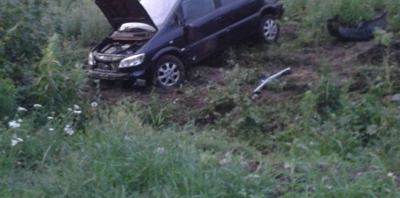 Wypadek na Drodze Łąck-Grabina. Auto "wyleciało" z szosy - Zdjęcie główne