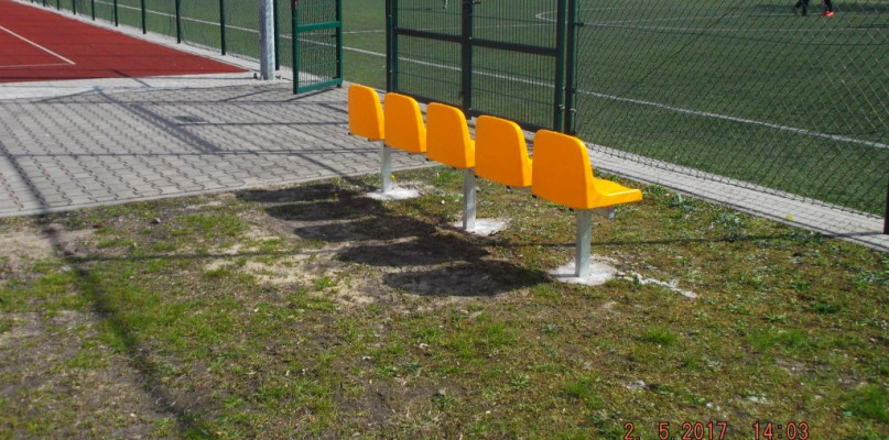 Nowe zestawy siedzisk na boiskach "Orlik" przy SP 1 i SP 3 - Zdjęcie główne