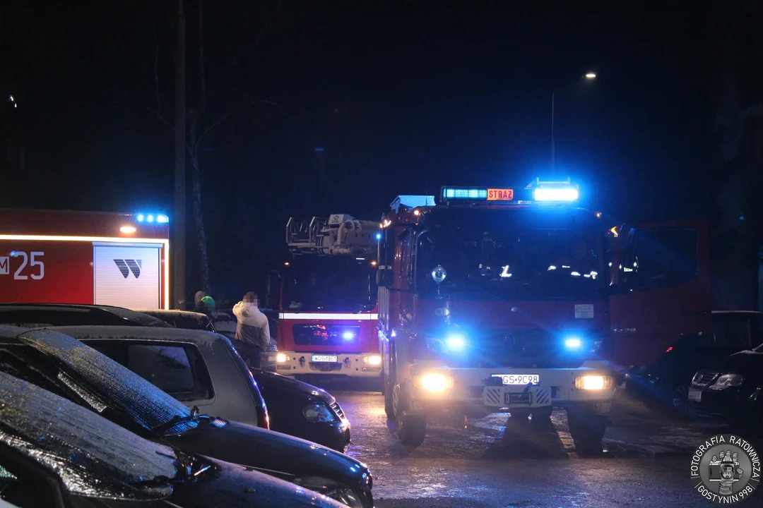 Interwencja straży w Gostyninie. Zgłoszono pożar w domu wielorodzinnym [ZDJĘCIA] - Zdjęcie główne