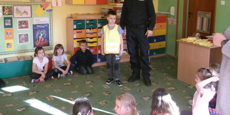 Policjanci przypomnieli dzieciom o bezpiecznym zachowaniu - Zdjęcie główne