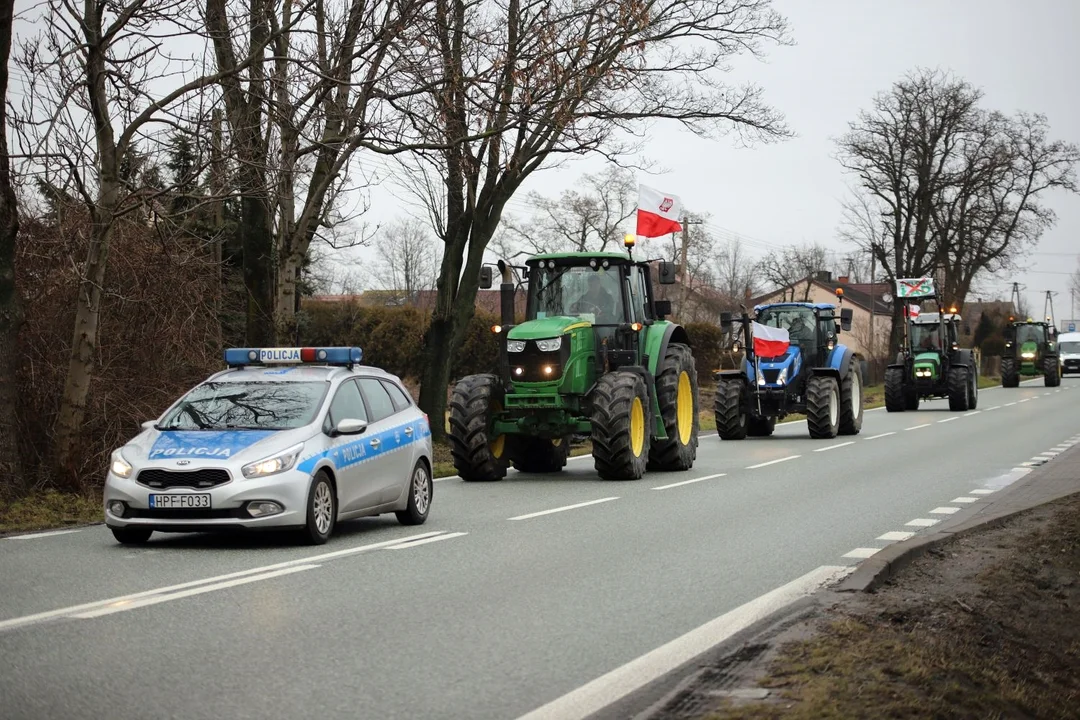Ryk syren i ciągniki na drogach. Rolnicy z powiatu kutnowskiego mówią "STOP drożyźnie!"  [ZDJĘCIA, WIDEO] - Zdjęcie główne