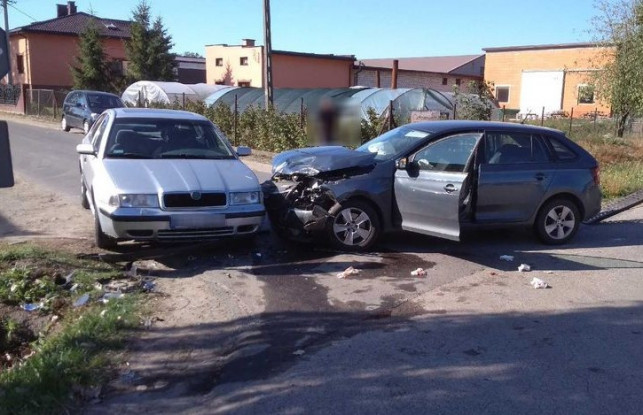 Zderzenie trzech aut, dwie osoby w szpitalu - Zdjęcie główne