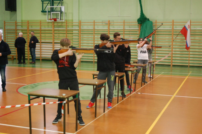 [ZDJĘCIA] Uczniowie, nauczyciele i rodzice zmierzyli się w zawodach strzeleckich - Zdjęcie główne