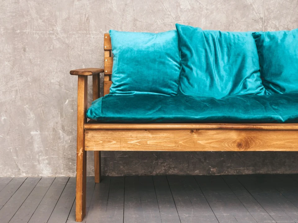 Welur tapicerski, czyli luksus i komfort w Twoim salonie – odkryj piękno tego materiału - Zdjęcie główne