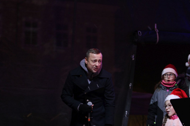 [ZDJĘCIA] Czesław Mozil z „Grajkami Przyszłości” i ZPiTZK na scenie, czyli kolędowanie pod ratuszem - Zdjęcie główne