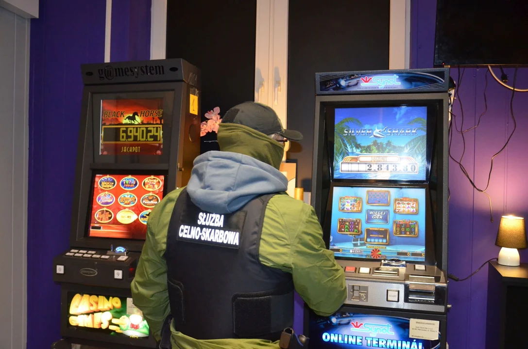 Nielegalny hazard w centrum miasta. Służby zamknęły cztery lokale, kilka osób zatrzymanych - Zdjęcie główne
