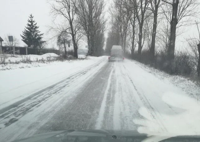 "Co drugie auto wpada do rowu". Oblodzone i zaśnieżone drogi zmorą kierowców - Zdjęcie główne