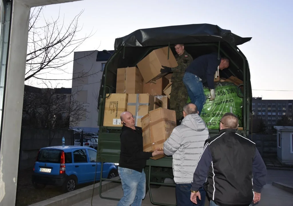 Pomoc dla uchodźców płynie z całego świata. Do powiatu kutnowskiego trafiły dary z… Anglii [ZDJĘCIA] - Zdjęcie główne