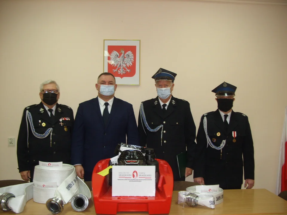 Wójt przekazał nowy sprzęt strażakom z powiatu kutnowskiego - Zdjęcie główne