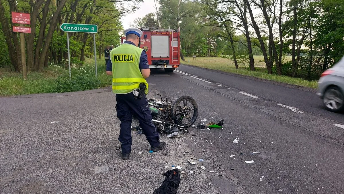 Groźny wypadek w powiecie łęczyckim. Motorowerzysta uderzył w naczepę ciężarówki - Zdjęcie główne