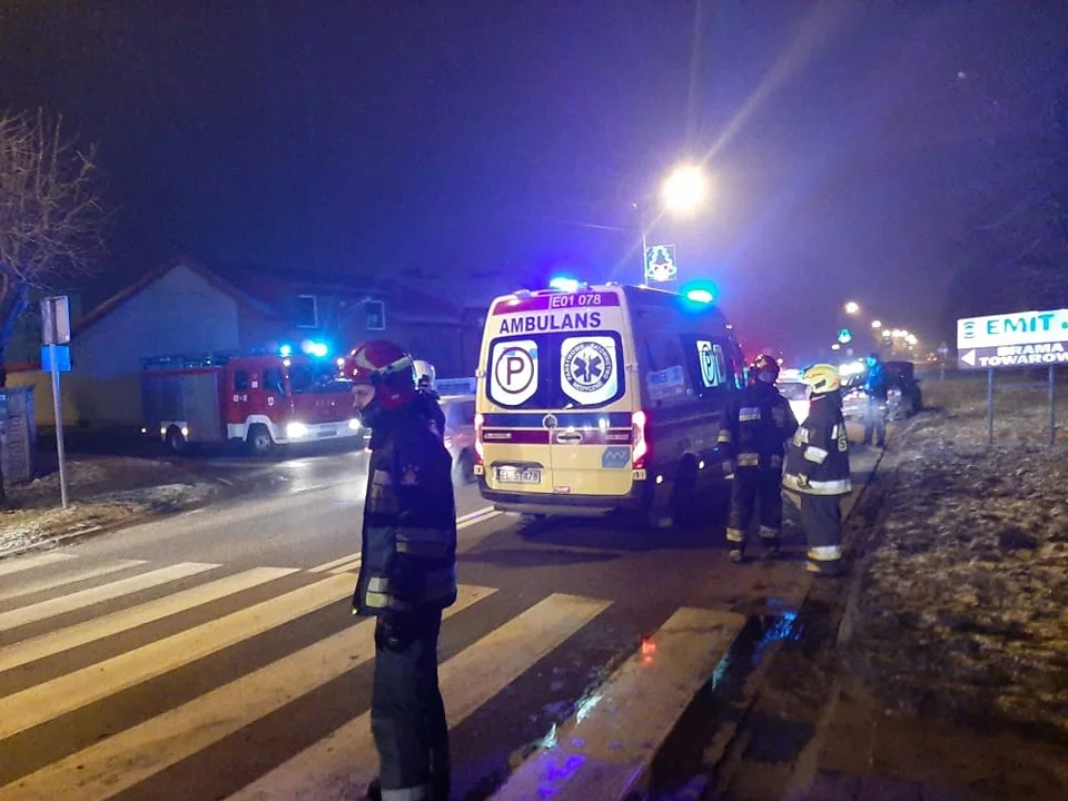 Niebezpieczne zdarzenie w Żychlinie. Bus zderzył się z osobówką [FOTO] - Zdjęcie główne