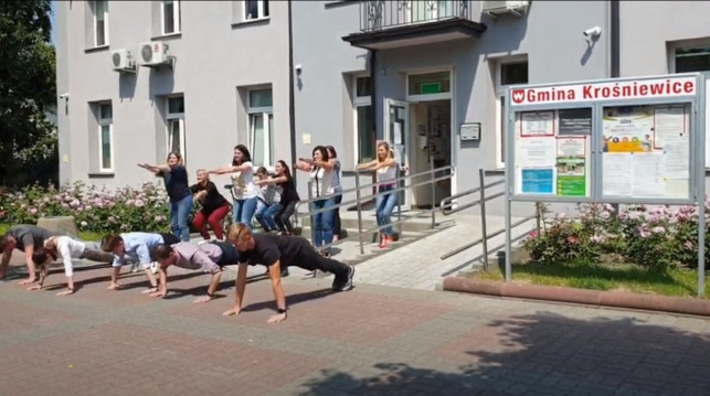 [WIDEO] Urzędnicy i burmistrz Krośniewic robią pompki i przysiady. Pomagają małej Hani - Zdjęcie główne