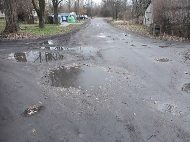 [FOTO] Droga w tragicznym stanie: ‘’Po deszczu to bajoro!”. Co na to władze? - Zdjęcie główne
