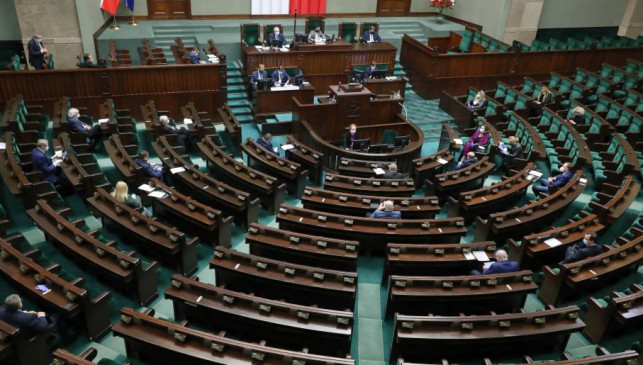 Tarcza 2.0: Sejm głosował w nocy nad zmianami. Kto i na jaką pomoc może liczyć? - Zdjęcie główne