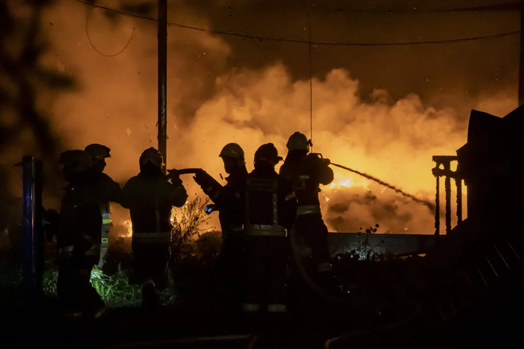 Olbrzymi pożar na wysypisku pod Kutnem! Musieli wzywać posiłki z Łodzi [ZDJĘCIA] - Zdjęcie główne