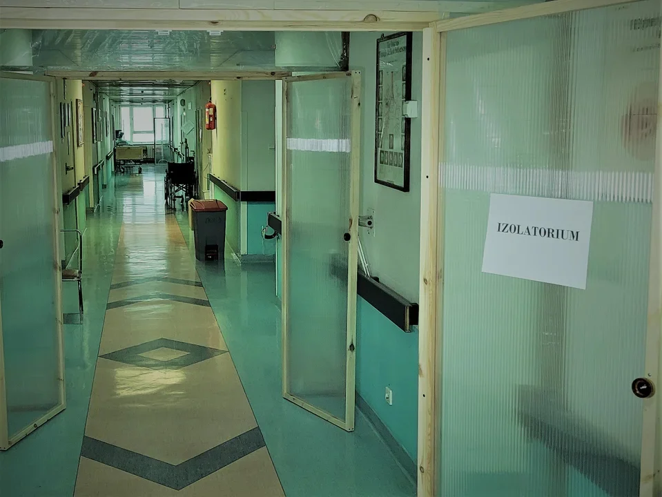 Ile osób przebywa na oddziałach covidowych kutnowskiego szpitala? Znamy najnowsze dane - Zdjęcie główne