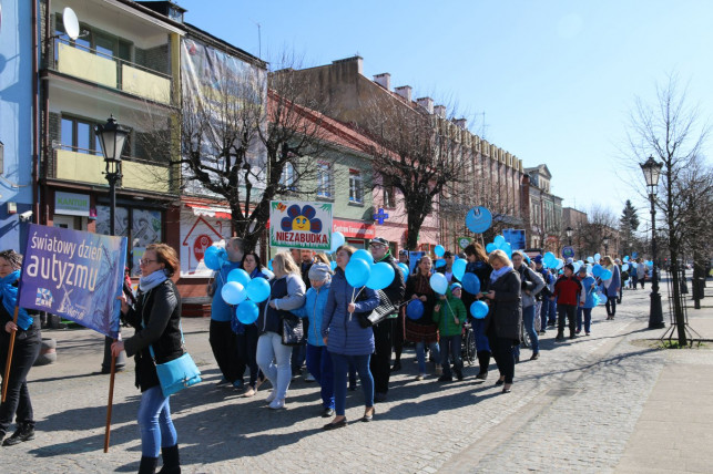 [ZDJĘCIA] Niebieski marsz przeszedł ul. Królewską  - Zdjęcie główne