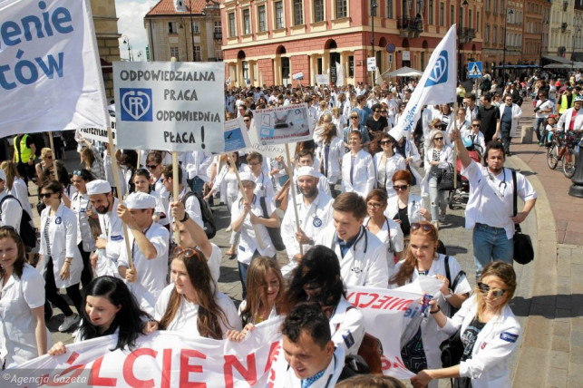 Pracownicy służby zdrowia wyjdą na ulice. „Mamy dość upokorzeń!” - Zdjęcie główne