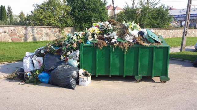 Śmieciowy problem na cmentarzu? „Wszystko do jednego kontenera, zero recyklingu!” - Zdjęcie główne