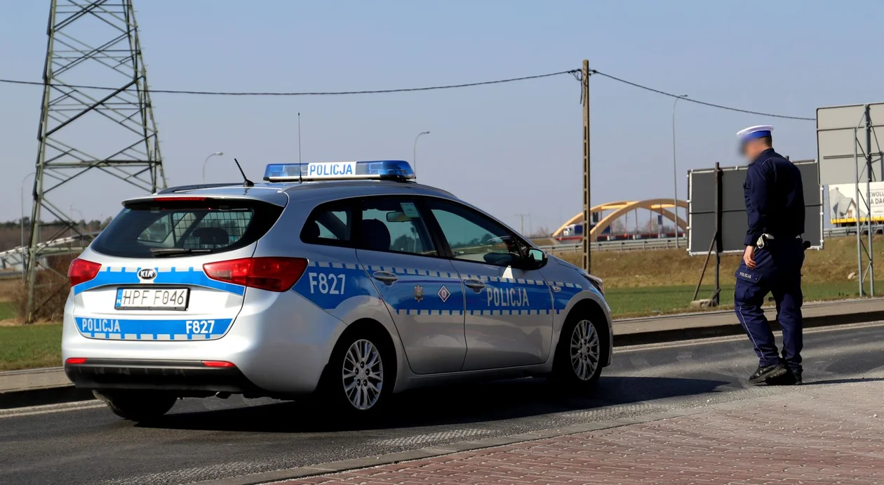 Kutnowscy policjanci zatrzymali do kontroli forda. Pasażer od razu trafi do więzienia - Zdjęcie główne