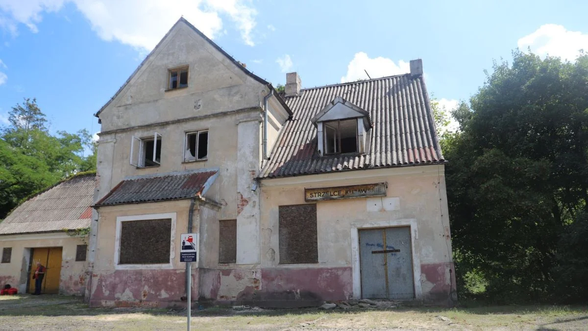 W Kutnie i okolicach: Opuszczony budynek dworca kolejowego [ZDJĘCIA] - Zdjęcie główne