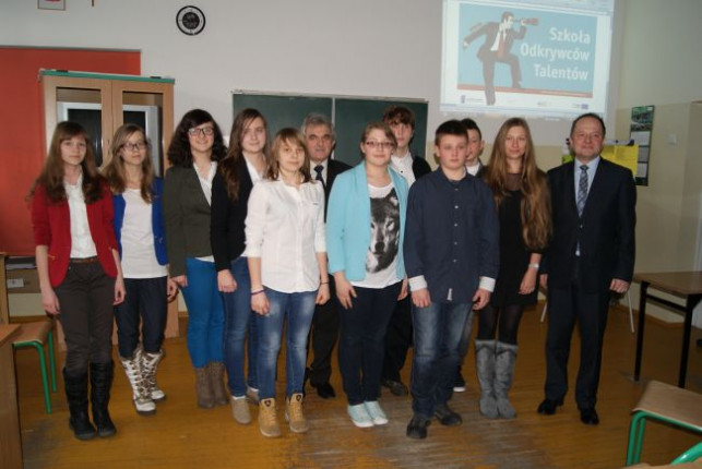 Uroczystość wręczenia stypendiów w SP nr 4 i Gimnazjum nr 2  - Zdjęcie główne