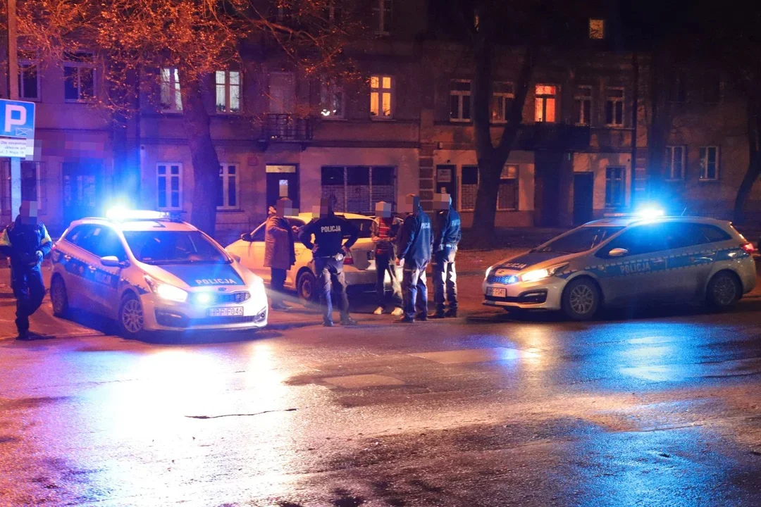 Kutnowscy policjanci zatrzymali do kontroli BMW. Jeden z pasażerów usłyszał zarzuty - Zdjęcie główne