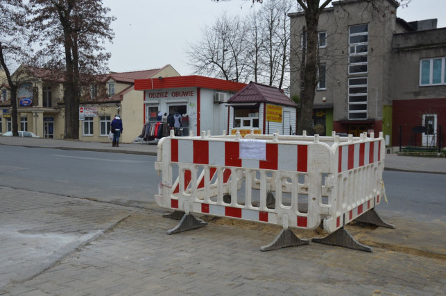 Czytelnicy pytają: Kto postawił barierki przed wyjazdem z Urzędu Pracy? - Zdjęcie główne