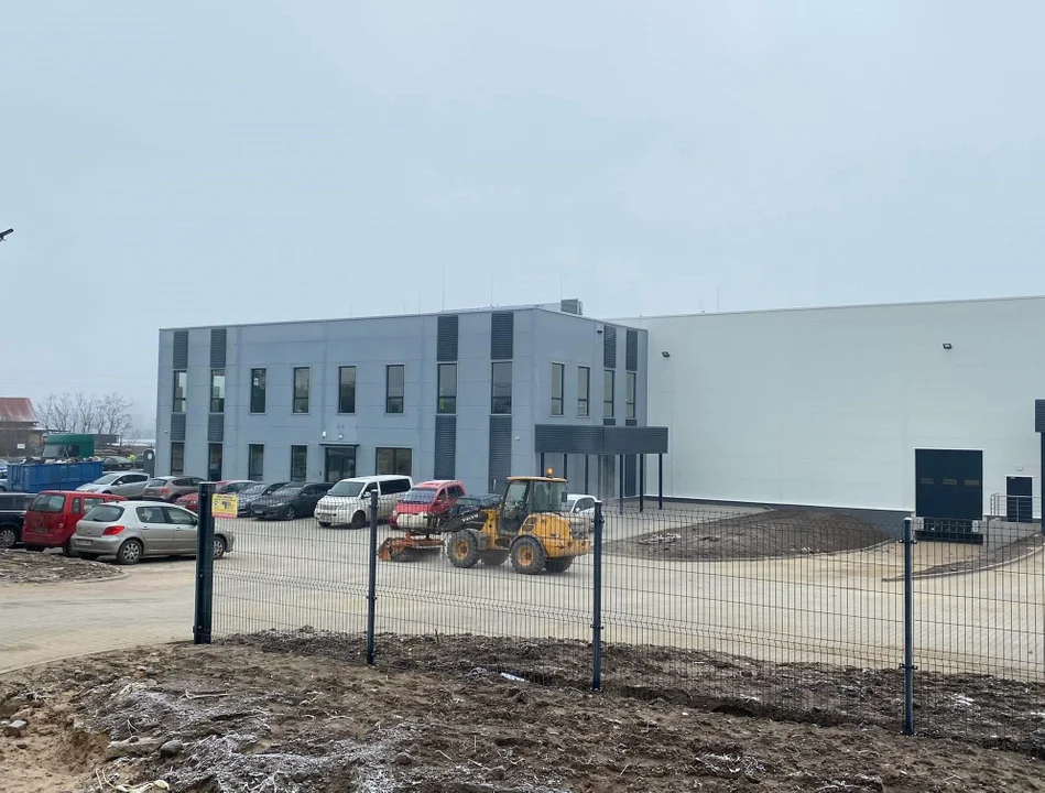 Budowa nowego zakładu w Podstrefie Żychlin zakończona. To firma produkująca m.in. dla lotnictwa i kosmonautyki - Zdjęcie główne