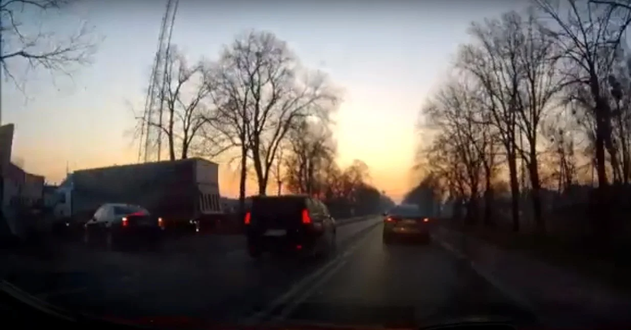 Niebezpieczne zachowanie kierowcy z powiatu kutnowskiego. "Mogło dojść do wypadku" [WIDEO] - Zdjęcie główne