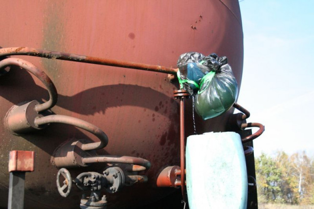 Żychlin: Kradzież ropy z pociągu na stacji PKP - Zdjęcie główne
