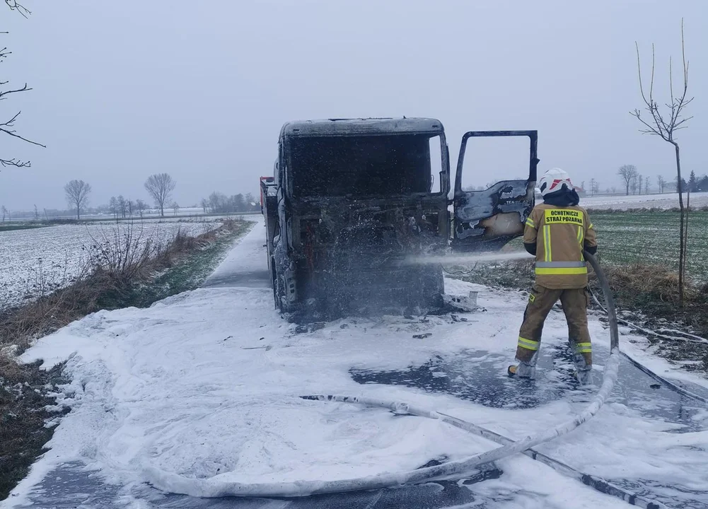 Pod Kutnem płonęła ciężarówka. 150 tys. zł poszło z dymem [FOTO] - Zdjęcie główne