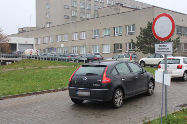 Koniec kolejek aut pod szpitalem? W Kutnie powstanie nowy punkt pobrań wymazów na SARS-CoV-2 - Zdjęcie główne