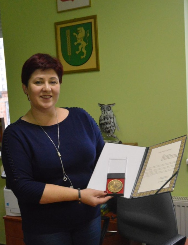 Justyna Jasińska z wyróżnieniem prezesa Izby Rolniczej Województwa łódzkiego - Zdjęcie główne