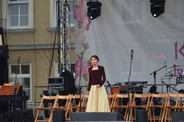Artyści ze szkoły muzycznej zaśpiewali na Placu Piłsudskiego - Zdjęcie główne