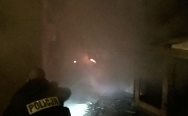 Kutnowscy policjanci uratowali staruszkę z pożaru! - Zdjęcie główne