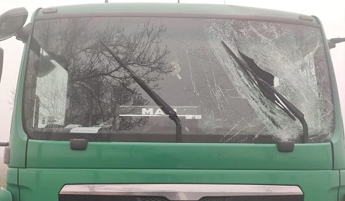 Bryła lodu rozbiła szybę auta: ranny kierowca, sprawca uciekł z miejsca zdarzenia - Zdjęcie główne