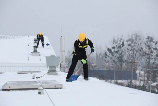 Odśnieżanie dachów - złote zasady bezpieczeństwa - Zdjęcie główne