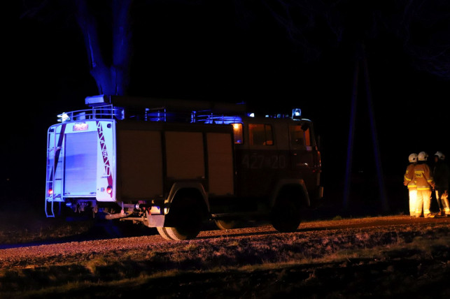 [FOTO] Podpalona stodoła i całonocna walka z żywiołem! Policja szuka piromana - Zdjęcie główne