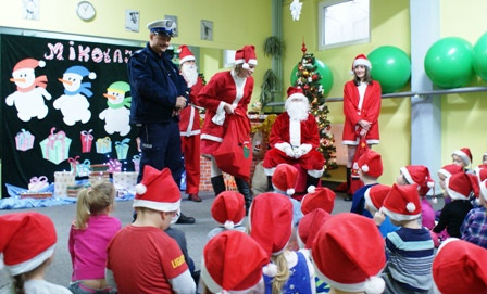 [WIDEO] Mikołaj na sygnale z prezentami u dzieci - Zdjęcie główne