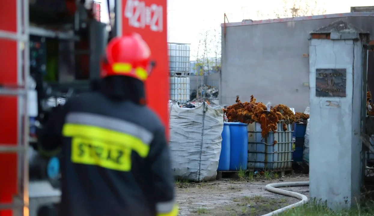 Straż pożarna na Majdanach. Nad składowiskiem odpadów pojawił się dym - Zdjęcie główne