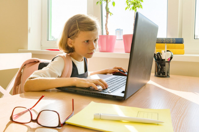 Kilkadziesiąt laptopów dla kutnowskich uczniów. Sprzęt trafi do rodzin wielodzietnych - Zdjęcie główne