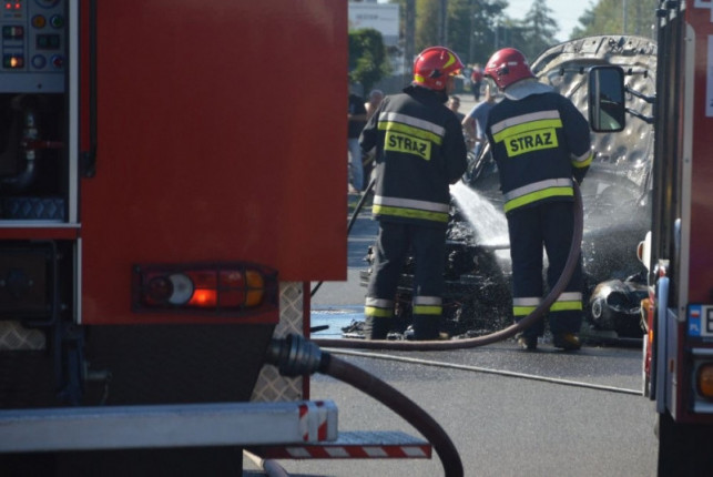 [AKTUALIZACJA] Groźnie na A1 - strażacy gaszą pożar samochodu - Zdjęcie główne
