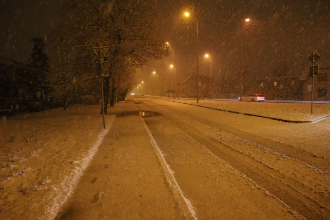 [ZDJĘCIA] Nagły atak zimy! Trudna sytuacja na drogach - Zdjęcie główne